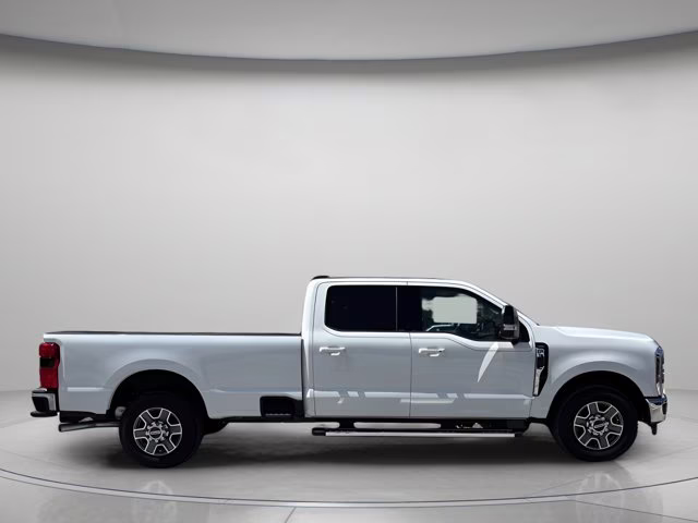 2026 Star White Metallic Tri-Coat Ford Super Duty F-350 SRW LARIAT RWD Truck