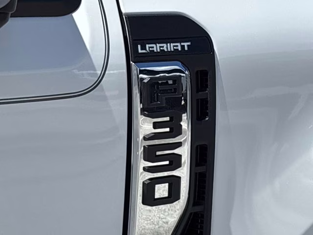 2026 Star White Metallic Tri-Coat Ford Super Duty F-350 SRW LARIAT RWD Truck