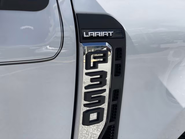 2026 Oxford White Ford Super Duty F-350 SRW LARIAT RWD Truck