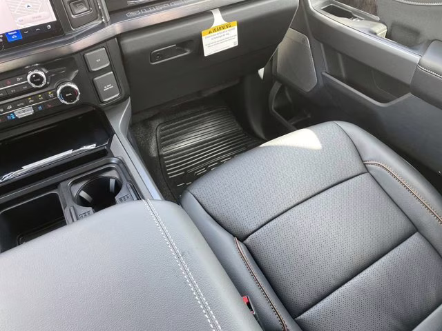 2026 Oxford White Ford Super Duty F-350 SRW LARIAT RWD Truck