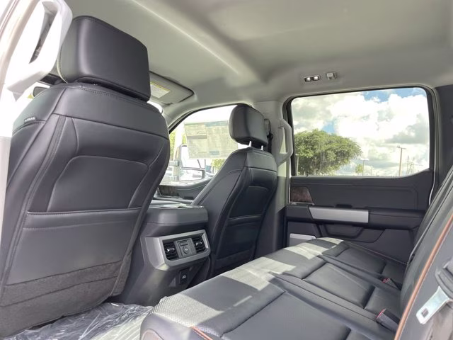 2026 Oxford White Ford Super Duty F-350 SRW LARIAT RWD Truck