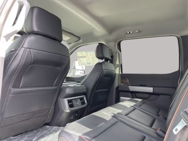 2026 Oxford White Ford Super Duty F-350 SRW LARIAT RWD Truck