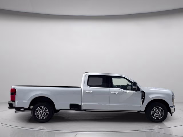 2026 Oxford White Ford Super Duty F-350 SRW LARIAT RWD Truck