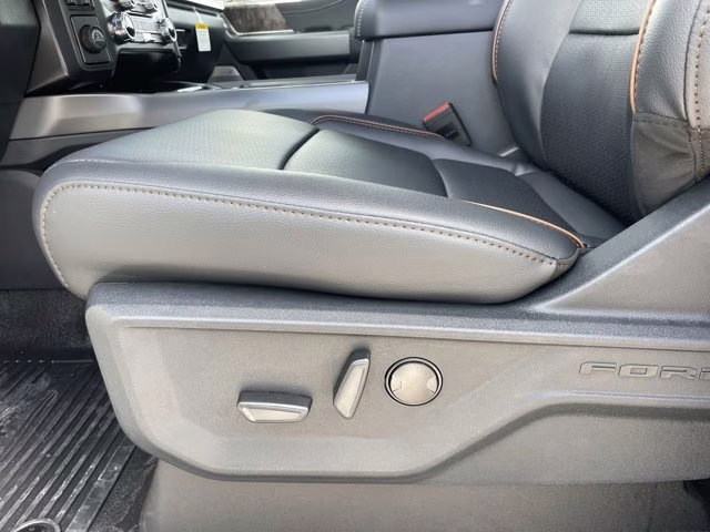 2026 Oxford White Ford Super Duty F-350 SRW LARIAT RWD Truck