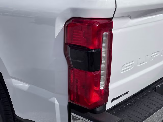 2026 Oxford White Ford Super Duty F-350 SRW LARIAT RWD Truck