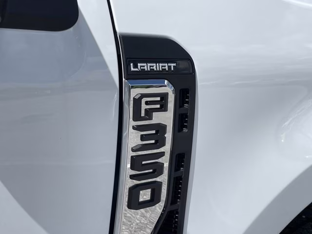 2026 Oxford White Ford Super Duty F-350 SRW LARIAT RWD Truck