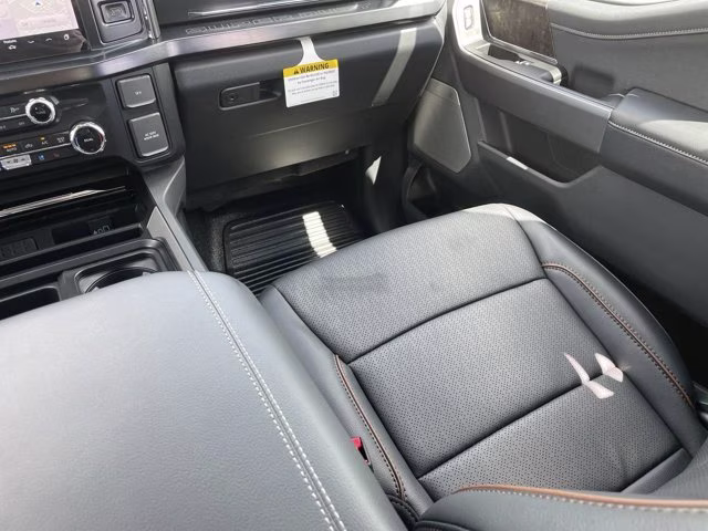 2026 Oxford White Ford Super Duty F-350 SRW LARIAT RWD Truck