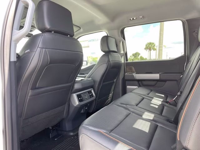 2026 Oxford White Ford Super Duty F-350 SRW LARIAT RWD Truck