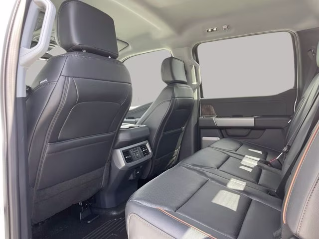 2026 Oxford White Ford Super Duty F-350 SRW LARIAT RWD Truck