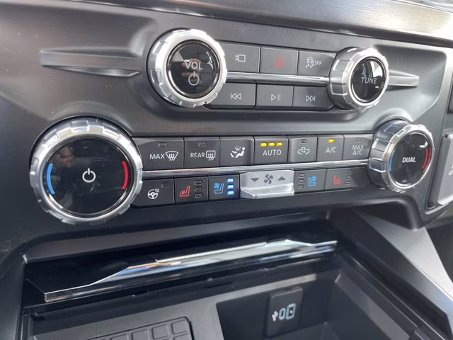 2026 Oxford White Ford Super Duty F-350 SRW LARIAT RWD Truck