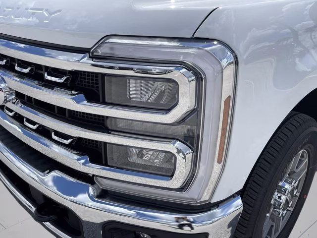 2026 Oxford White Ford Super Duty F-350 SRW LARIAT RWD Truck