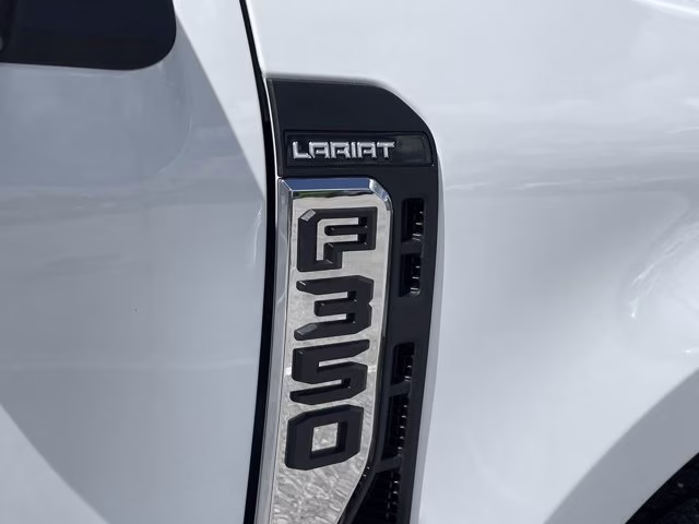 2026 Oxford White Ford Super Duty F-350 SRW LARIAT RWD Truck