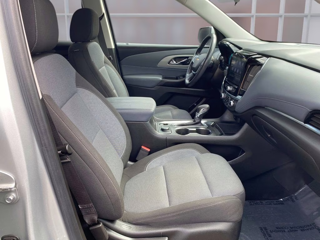 2021 Silver Ice Metallic Chevrolet Traverse LT FWD SUV