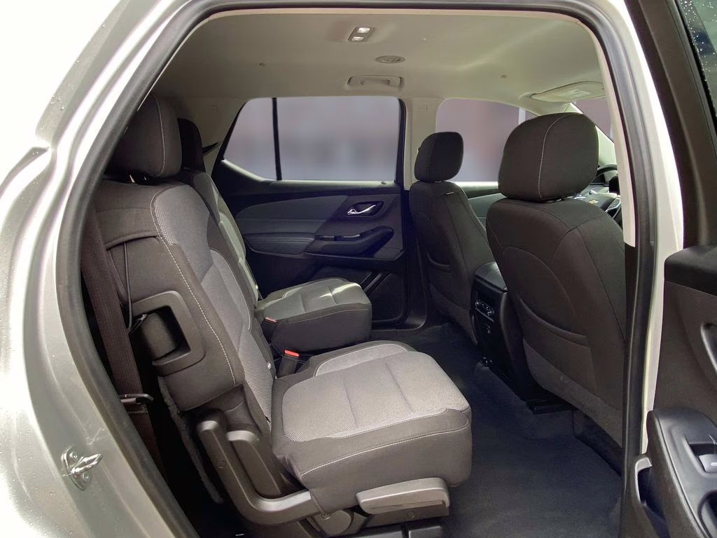 2021 Silver Ice Metallic Chevrolet Traverse LT FWD SUV