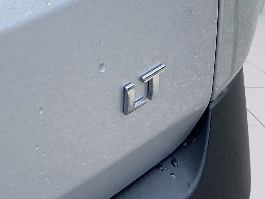 2021 Silver Ice Metallic Chevrolet Traverse LT FWD SUV