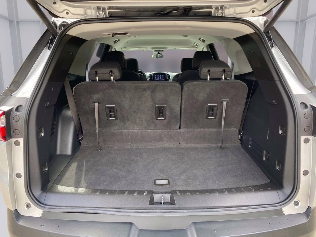 2021 Silver Ice Metallic Chevrolet Traverse LT FWD SUV