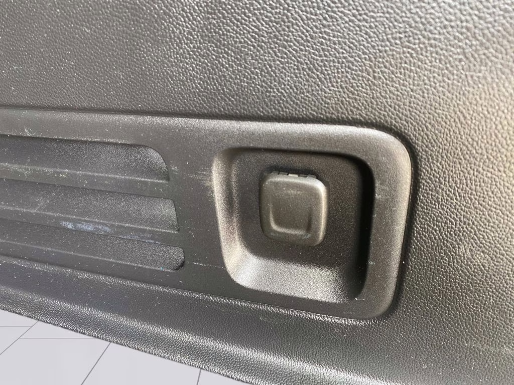 2021 Silver Ice Metallic Chevrolet Traverse LT FWD SUV