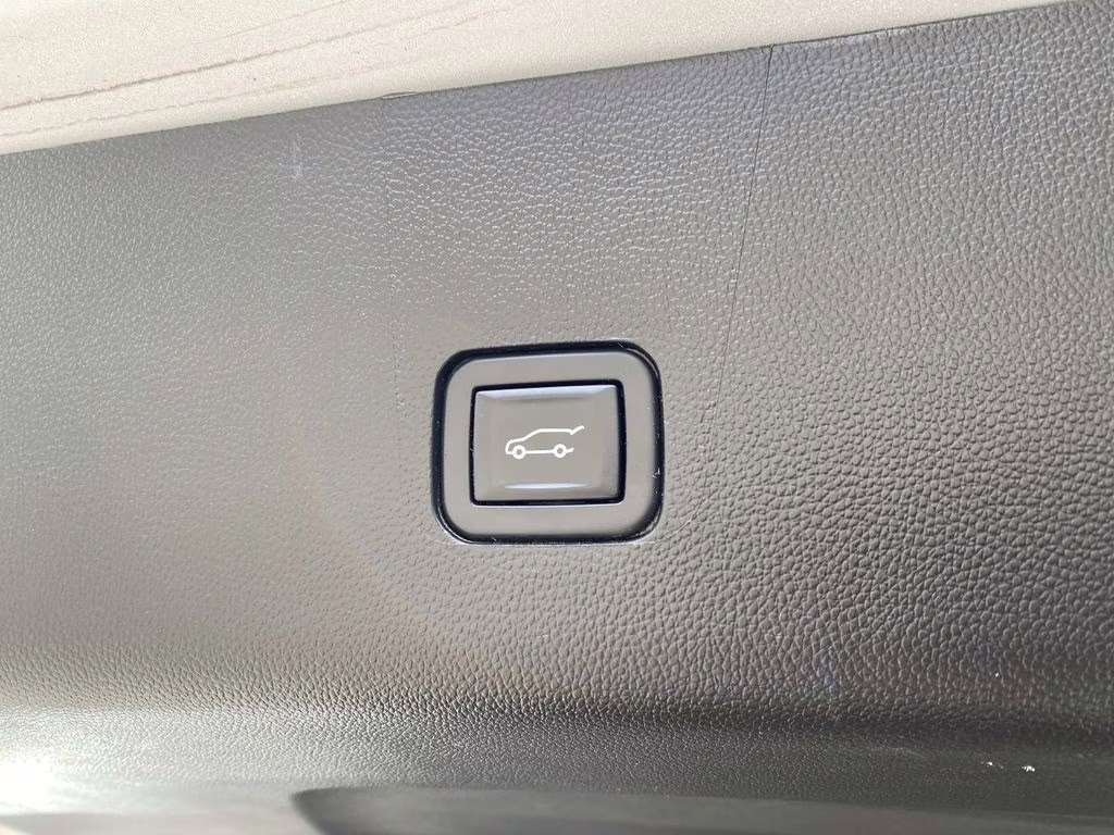 2021 Silver Ice Metallic Chevrolet Traverse LT FWD SUV