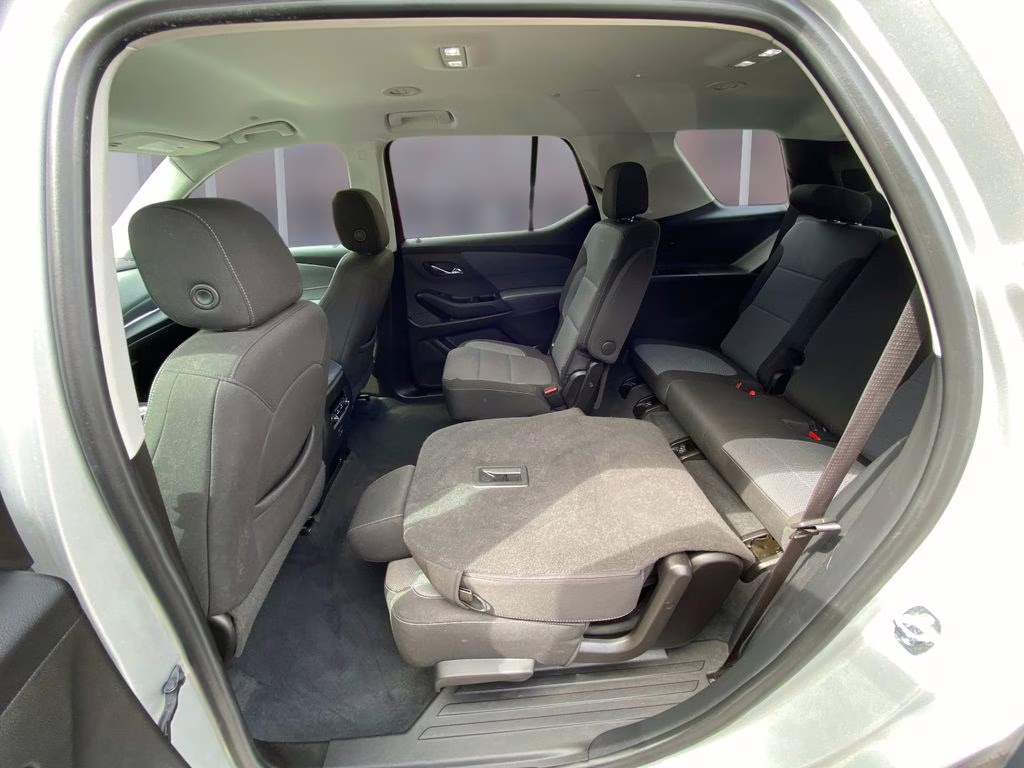 2021 Silver Ice Metallic Chevrolet Traverse LT FWD SUV