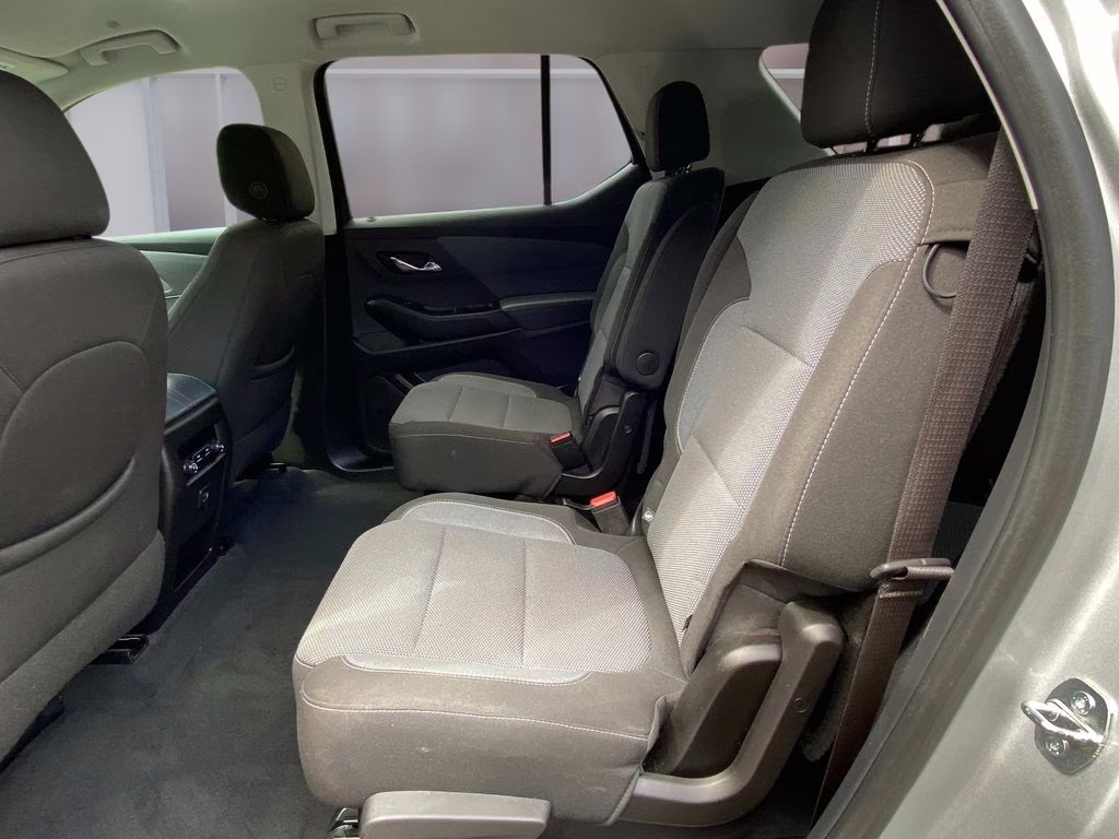 2021 Silver Ice Metallic Chevrolet Traverse LT FWD SUV