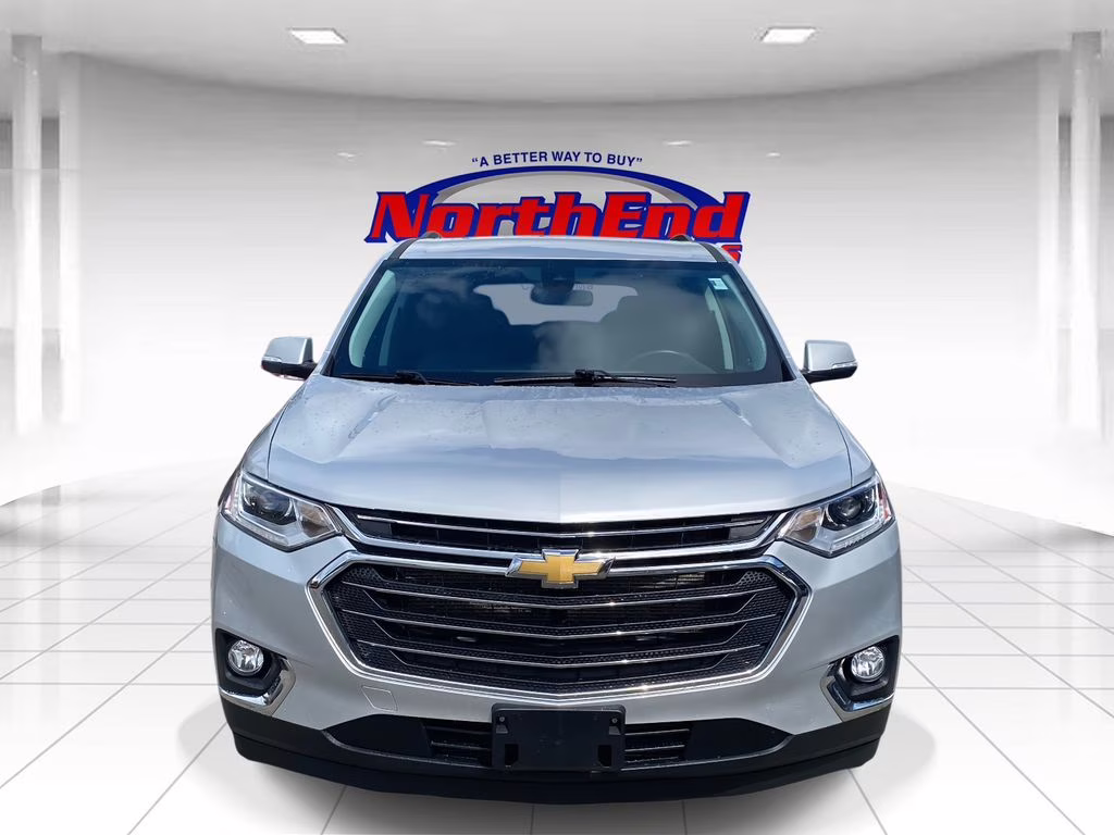 2021 Silver Ice Metallic Chevrolet Traverse LT FWD SUV