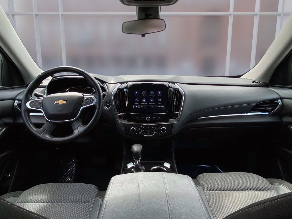 2021 Silver Ice Metallic Chevrolet Traverse LT FWD SUV