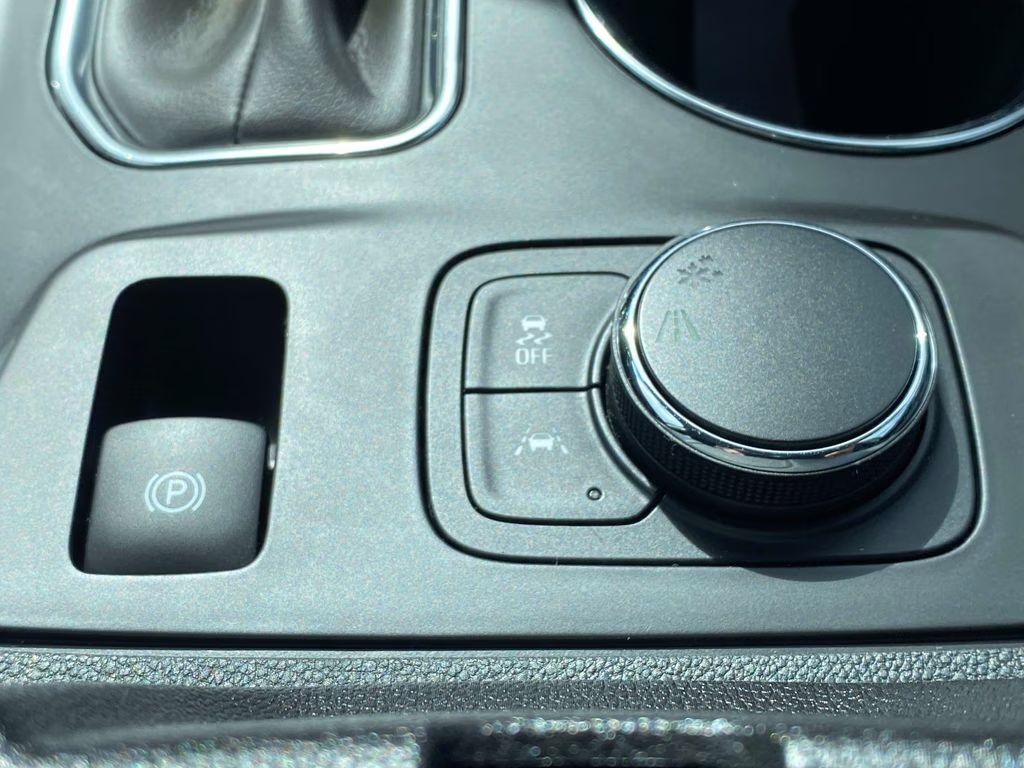 2021 Silver Ice Metallic Chevrolet Traverse LT FWD SUV