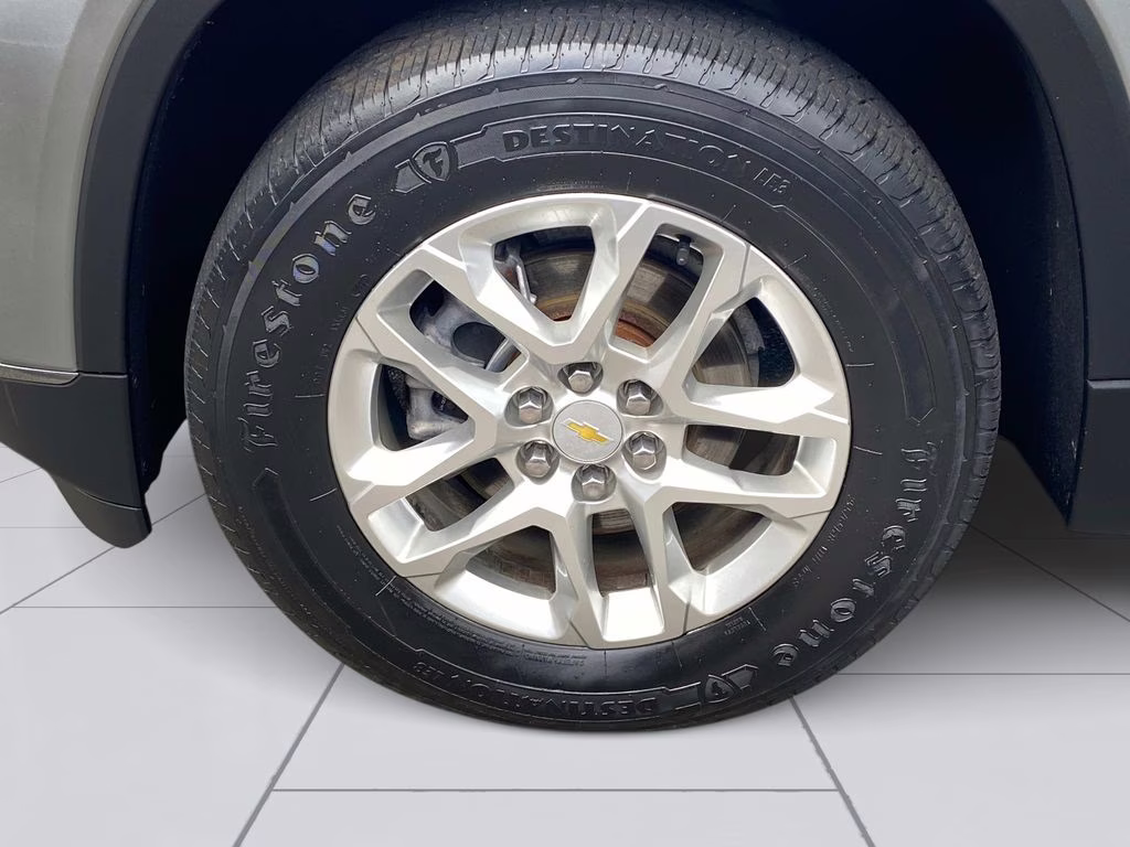 2021 Silver Ice Metallic Chevrolet Traverse LT FWD SUV