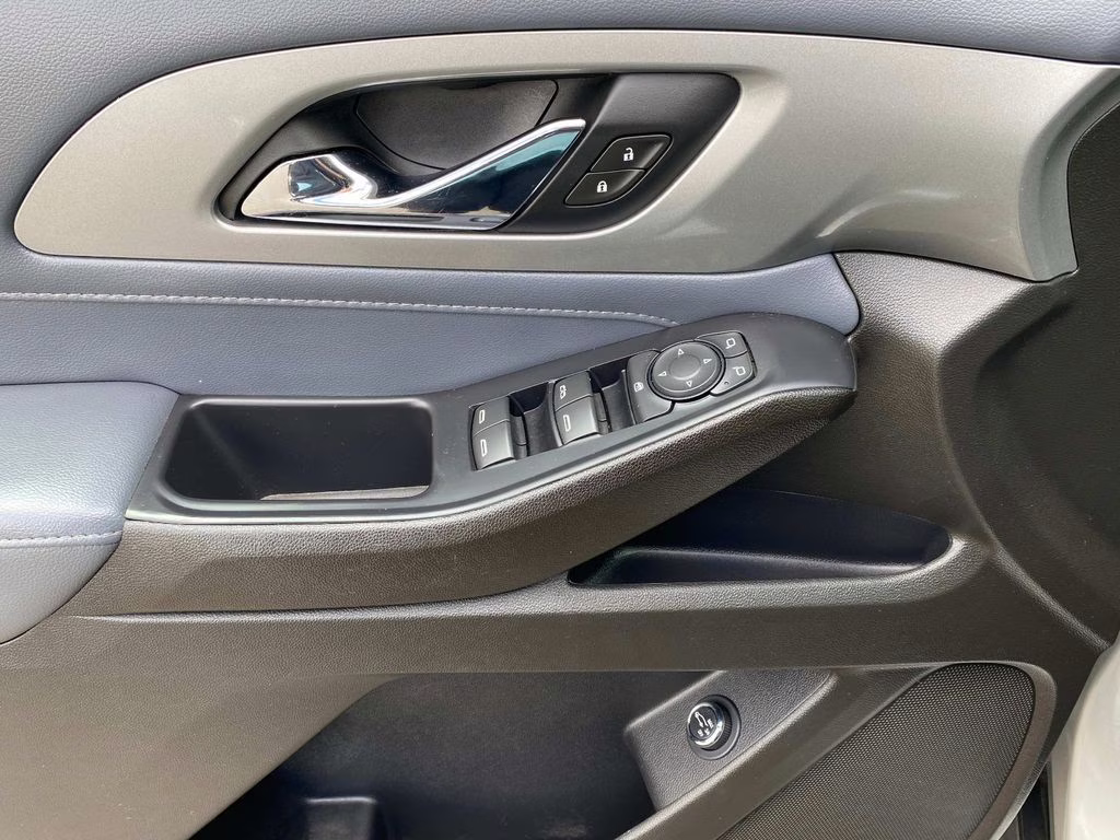 2021 Silver Ice Metallic Chevrolet Traverse LT FWD SUV