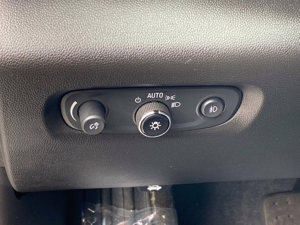 2021 Silver Ice Metallic Chevrolet Traverse LT FWD SUV