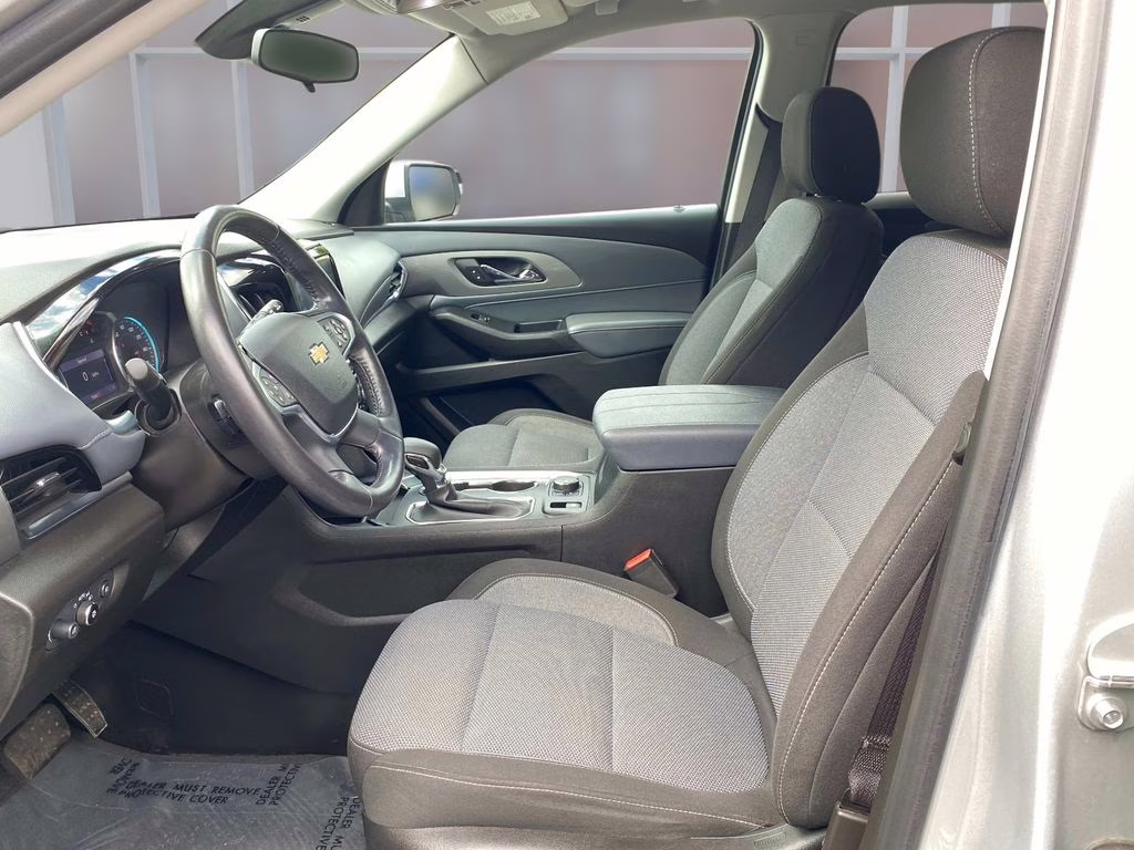 2021 Silver Ice Metallic Chevrolet Traverse LT FWD SUV