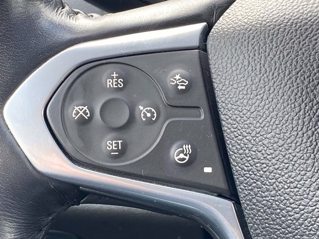 2021 Silver Ice Metallic Chevrolet Traverse LT FWD SUV