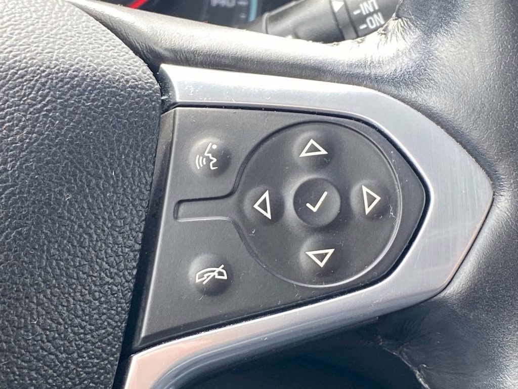 2021 Silver Ice Metallic Chevrolet Traverse LT FWD SUV