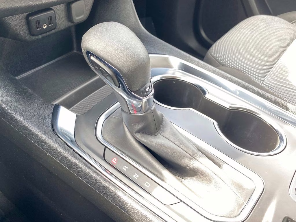 2021 Silver Ice Metallic Chevrolet Traverse LT FWD SUV