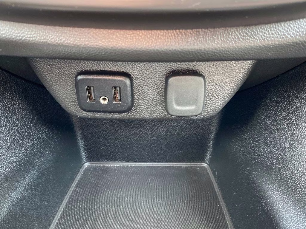 2021 Silver Ice Metallic Chevrolet Traverse LT FWD SUV
