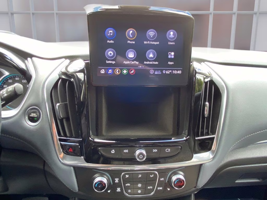 2021 Silver Ice Metallic Chevrolet Traverse LT FWD SUV