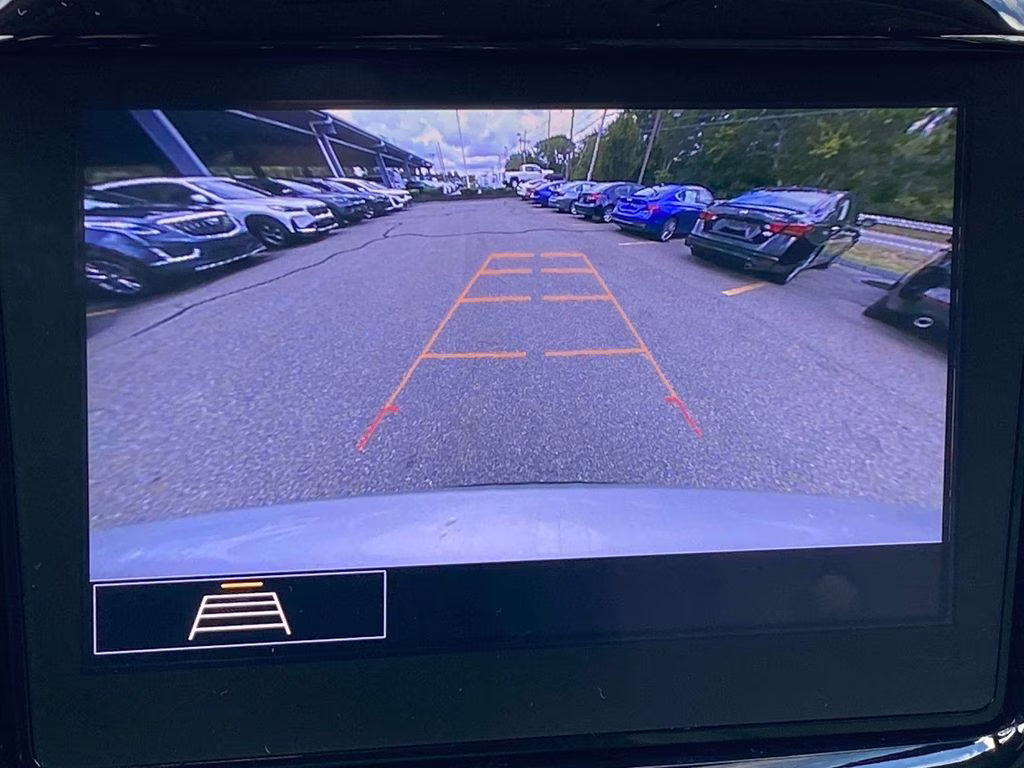 2021 Silver Ice Metallic Chevrolet Traverse LT FWD SUV