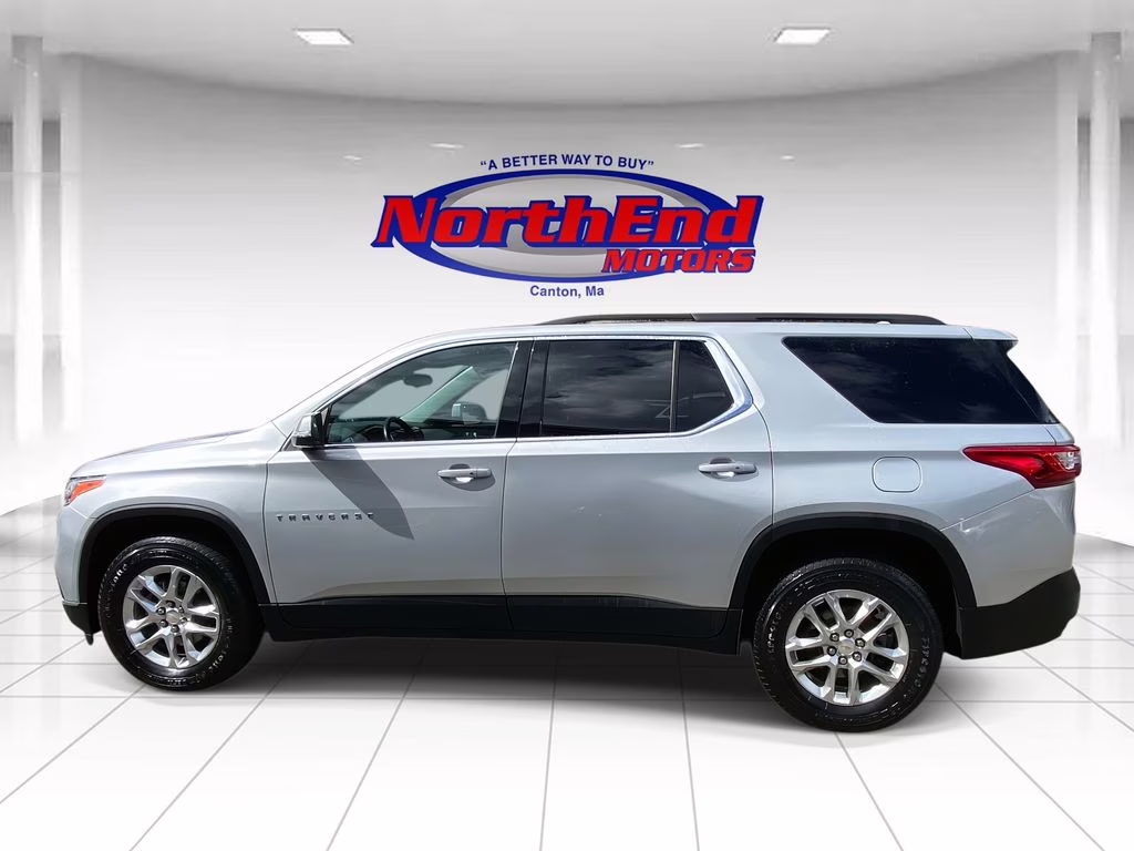 2021 Silver Ice Metallic Chevrolet Traverse LT FWD SUV