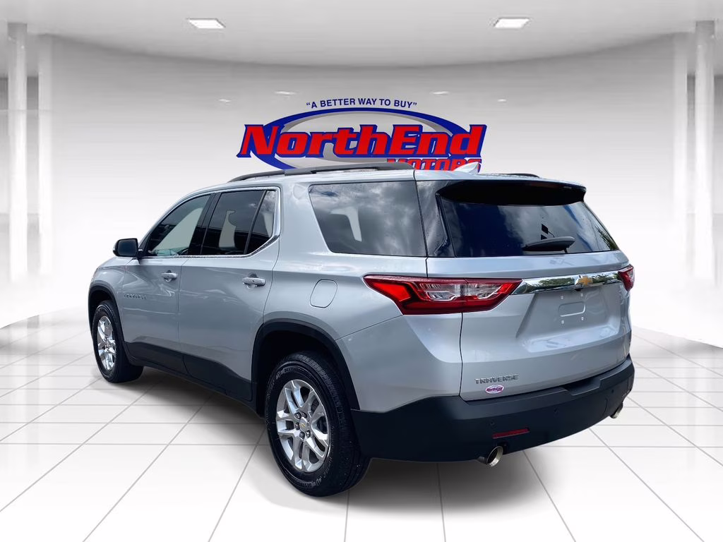 2021 Silver Ice Metallic Chevrolet Traverse LT FWD SUV
