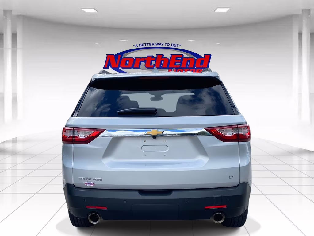 2021 Silver Ice Metallic Chevrolet Traverse LT FWD SUV