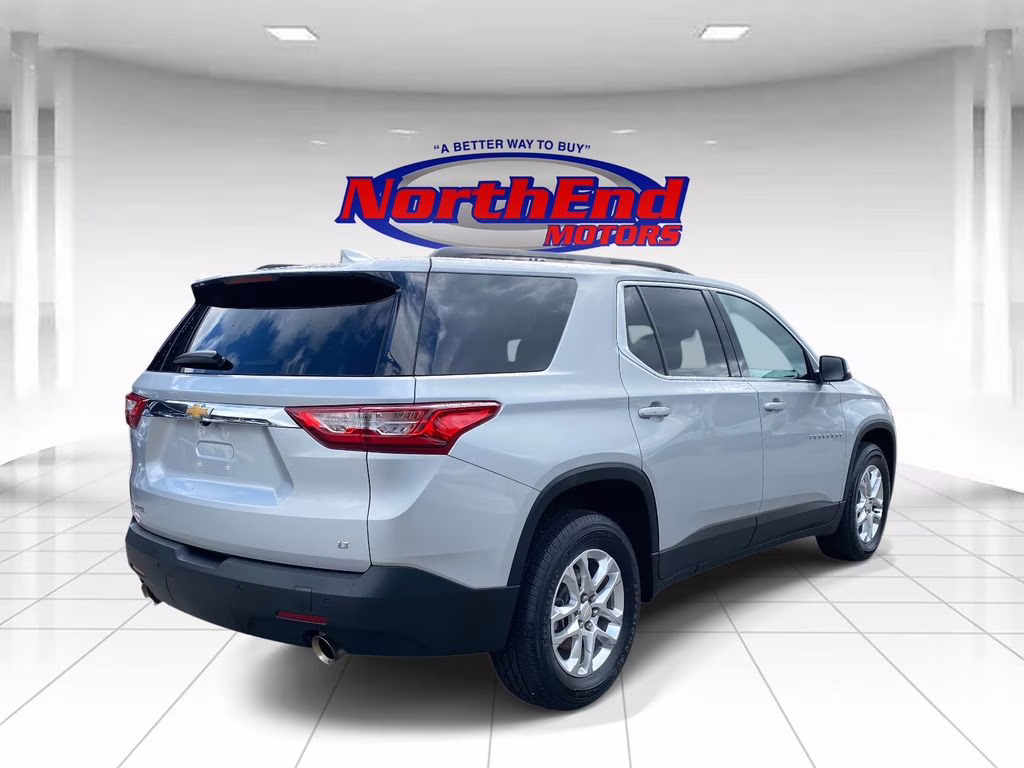 2021 Silver Ice Metallic Chevrolet Traverse LT FWD SUV