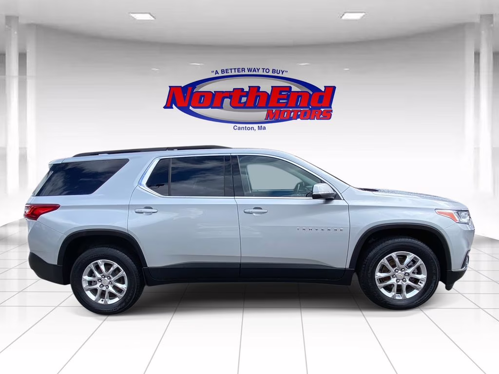 2021 Silver Ice Metallic Chevrolet Traverse LT FWD SUV