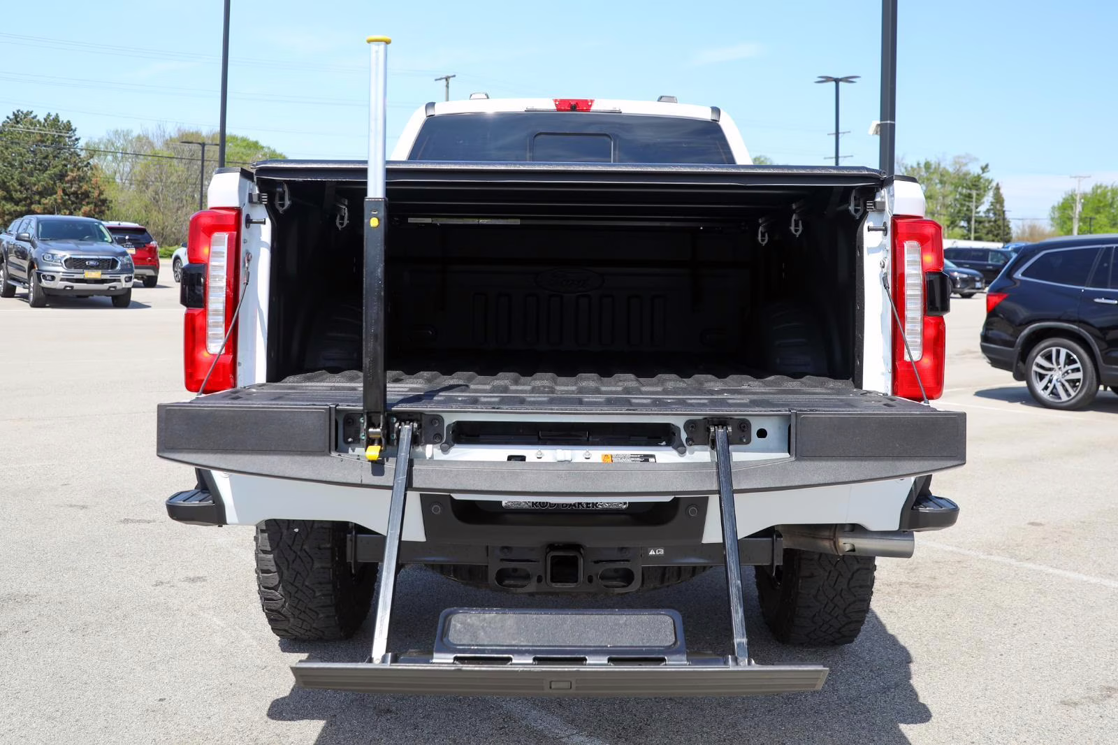 2025 Oxford White Ford Super Duty F-350 SRW LARIAT 4X4 Truck