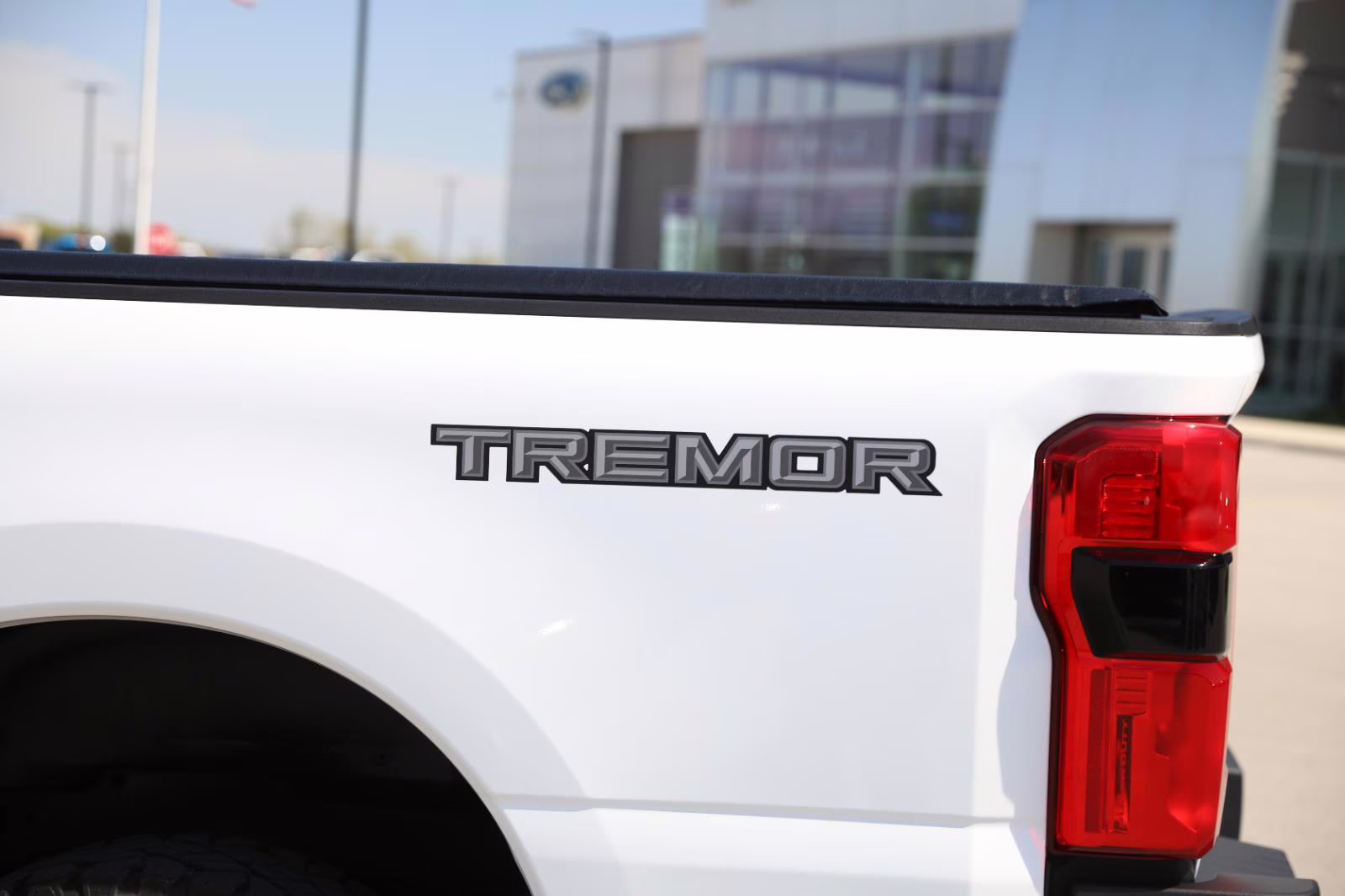 2025 Oxford White Ford Super Duty F-350 SRW LARIAT 4X4 Truck