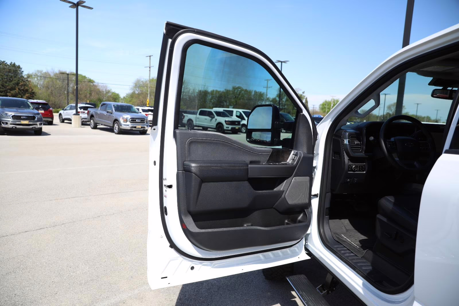 2025 Oxford White Ford Super Duty F-350 SRW LARIAT 4X4 Truck