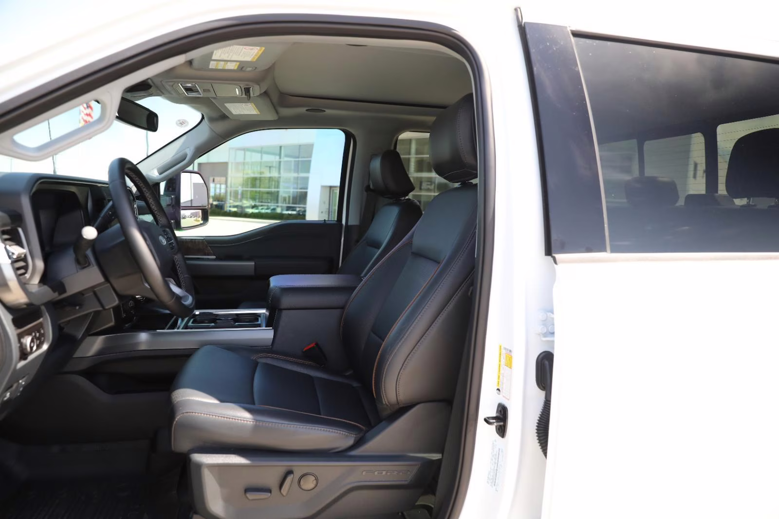 2025 Oxford White Ford Super Duty F-350 SRW LARIAT 4X4 Truck