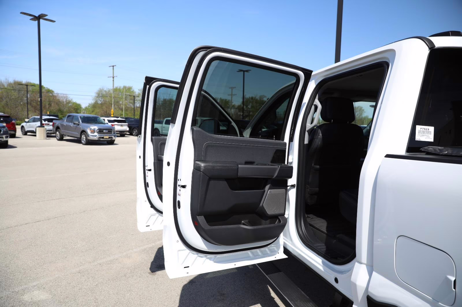 2025 Oxford White Ford Super Duty F-350 SRW LARIAT 4X4 Truck