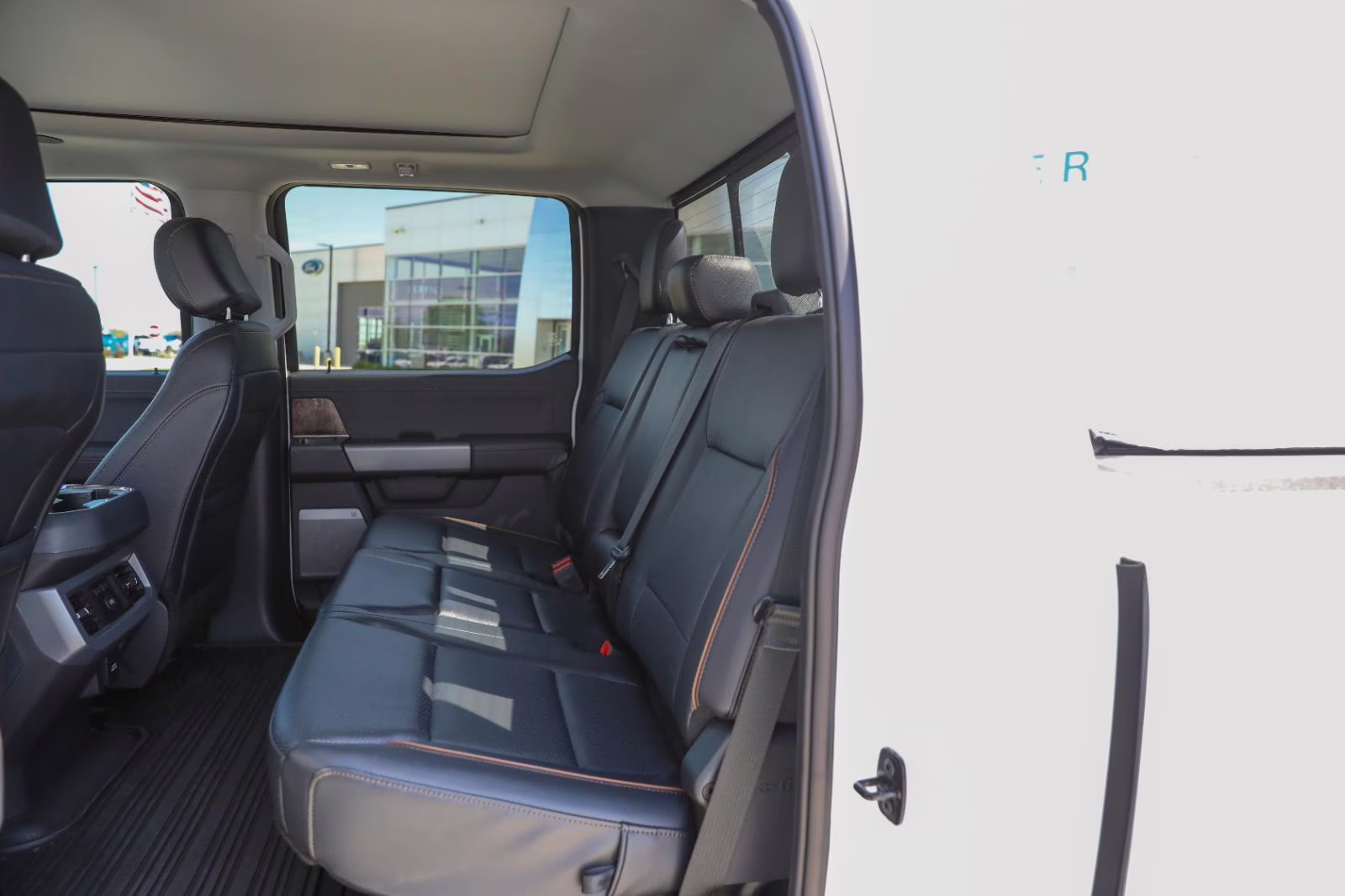 2025 Oxford White Ford Super Duty F-350 SRW LARIAT 4X4 Truck