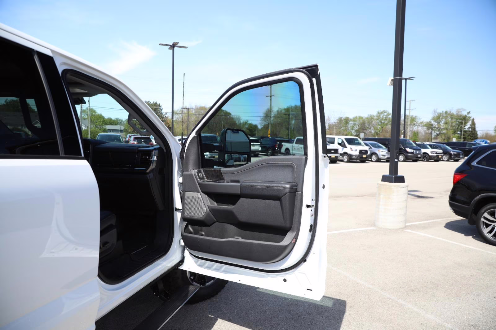 2025 Oxford White Ford Super Duty F-350 SRW LARIAT 4X4 Truck