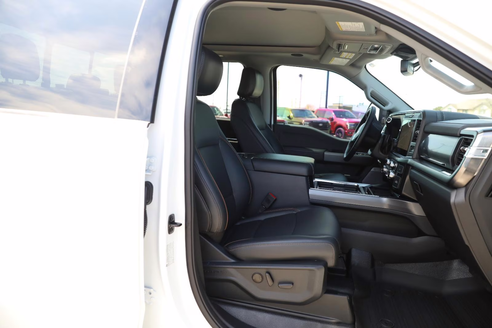 2025 Oxford White Ford Super Duty F-350 SRW LARIAT 4X4 Truck